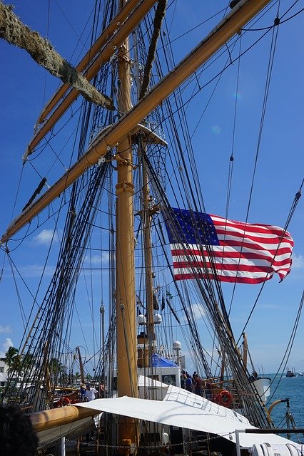 Descarga gratuita Ship Sail Flag: foto o imagen gratuita para editar con el editor de imágenes en línea GIMP