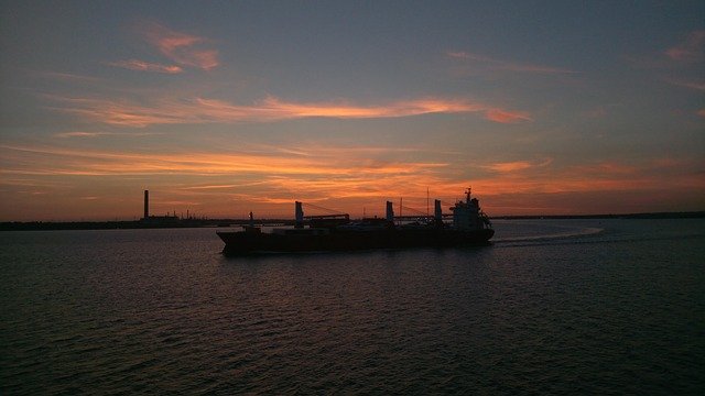 Descarga gratuita Ship Sunset Fawley: foto o imagen gratuita para editar con el editor de imágenes en línea GIMP