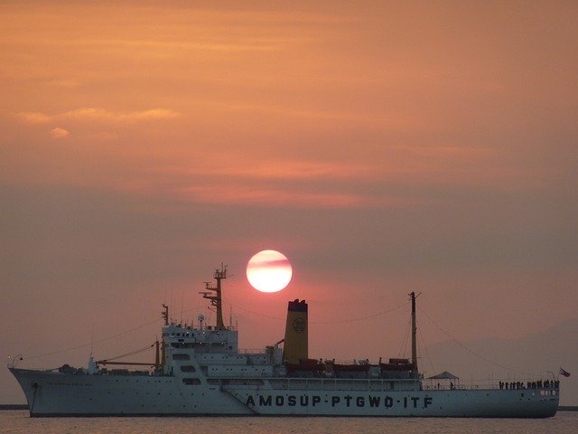 무료 다운로드 Ship Sunset Sea - 무료 사진 또는 GIMP 온라인 이미지 편집기로 편집할 수 있는 사진