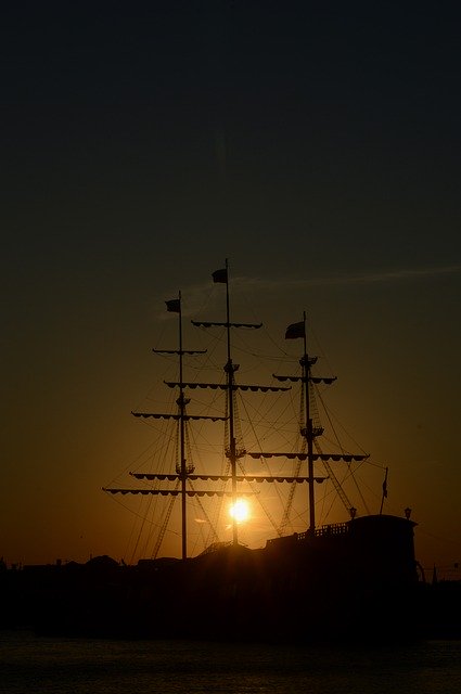 Gratis download Ship The Evening Sun Pirate - gratis foto of afbeelding om te bewerken met GIMP online afbeeldingseditor