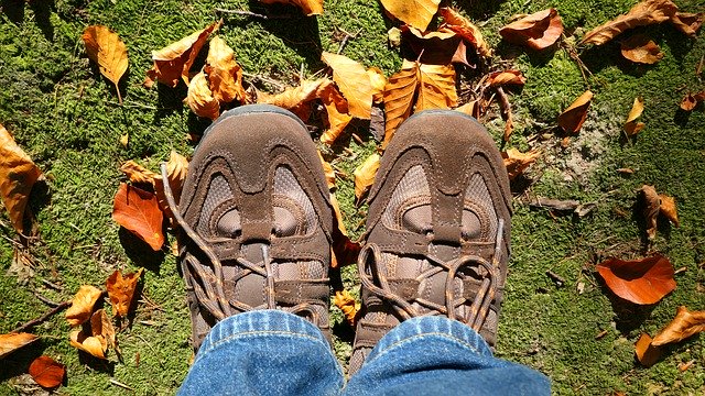 Descarga gratuita Shoes Legs Tourism - foto o imagen gratuita para editar con el editor de imágenes en línea GIMP