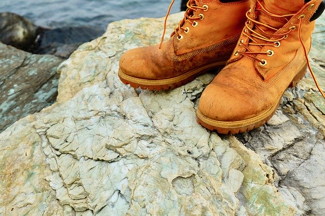Download gratuito di Shoes Outdoor Stones River: foto o immagine gratuita da modificare con l'editor di immagini online GIMP
