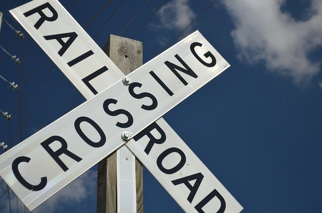 Descarga gratuita Sign Railroad Train: foto o imagen gratuitas para editar con el editor de imágenes en línea GIMP