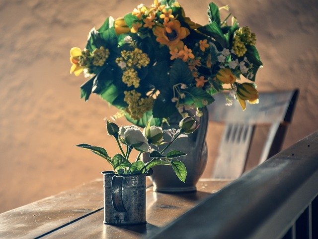 Descarga gratuita Arreglo floral de flores de seda: foto o imagen gratuita para editar con el editor de imágenes en línea GIMP