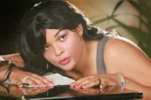 Free download singerpianisteyezonpianoblwingkiss free photo or picture to be edited with GIMP online image editor