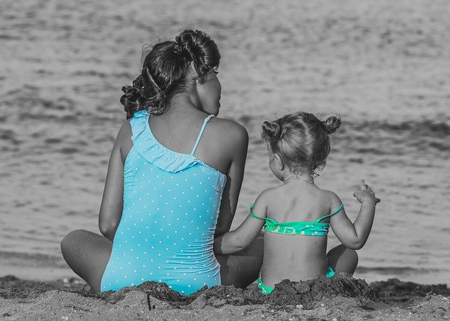 Unduh gratis Sisters Love Beach - foto atau gambar gratis untuk diedit dengan editor gambar online GIMP