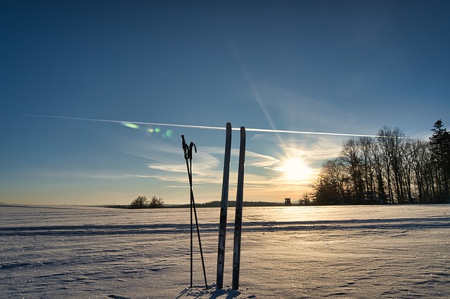 Бесплатно скачать лыжи снежное поле снежное поле солнечный свет бесплатное изображение для редактирования в GIMP бесплатный онлайн-редактор изображений