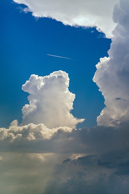 Descarga gratuita Sky Clouds The Plane: foto o imagen gratuita para editar con el editor de imágenes en línea GIMP
