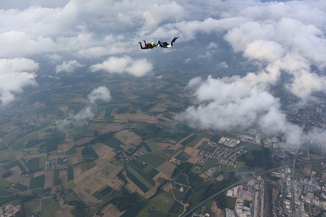 Unduh gratis Skydiving Freefall Clouds Birds - foto atau gambar gratis untuk diedit dengan editor gambar online GIMP