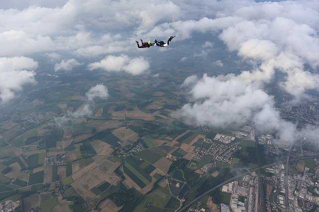 ດາວ​ໂຫຼດ​ຟຣີ Skydiving Freefall Clouds BirdS - ຮູບ​ພາບ​ຟຣີ​ຫຼື​ຮູບ​ພາບ​ທີ່​ຈະ​ໄດ້​ຮັບ​ການ​ແກ້​ໄຂ​ກັບ GIMP ອອນ​ໄລ​ນ​໌​ບັນ​ນາ​ທິ​ການ​ຮູບ​ພາບ