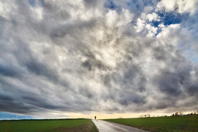 Bezpłatne pobieranie Sky Dramatic Field - bezpłatne zdjęcie lub obraz do edycji za pomocą internetowego edytora obrazów GIMP