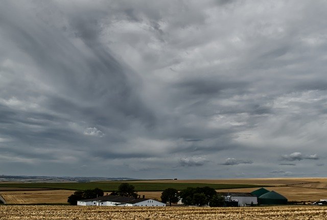 Muat turun percuma Sky Grey Clouds - foto atau gambar percuma untuk diedit dengan editor imej dalam talian GIMP