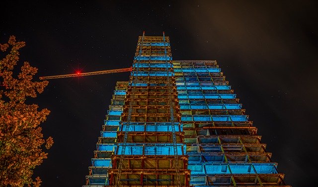 Descărcare gratuită Skyscraper Night Photograph Long - fotografie sau imagine gratuită pentru a fi editată cu editorul de imagini online GIMP
