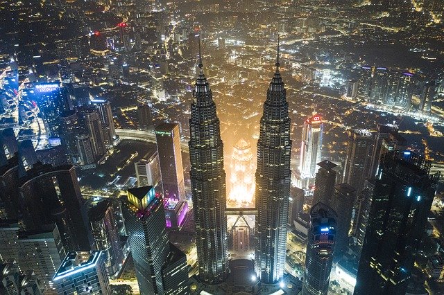 Безкоштовно завантажити Skyscraper Night Shot Twin Tower - безкоштовне фото чи зображення для редагування за допомогою онлайн-редактора зображень GIMP