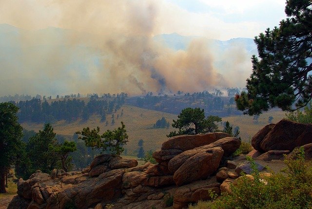 Descarga gratuita Smoke In The Mountains Fire - foto o imagen gratuita para editar con el editor de imágenes en línea GIMP