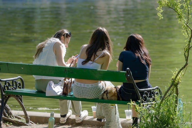 Free download snapshot girls three casual free picture to be edited with GIMP free online image editor