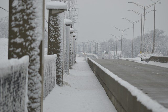 Muat turun percuma Snowy Road Snow Bridge Walking In - foto atau gambar percuma untuk diedit dengan editor imej dalam talian GIMP