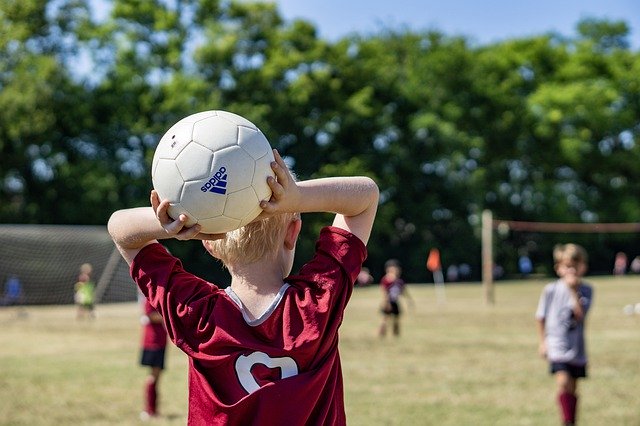 Descărcare gratuită Soccer Throw-In Kids - fotografie sau imagini gratuite pentru a fi editate cu editorul de imagini online GIMP