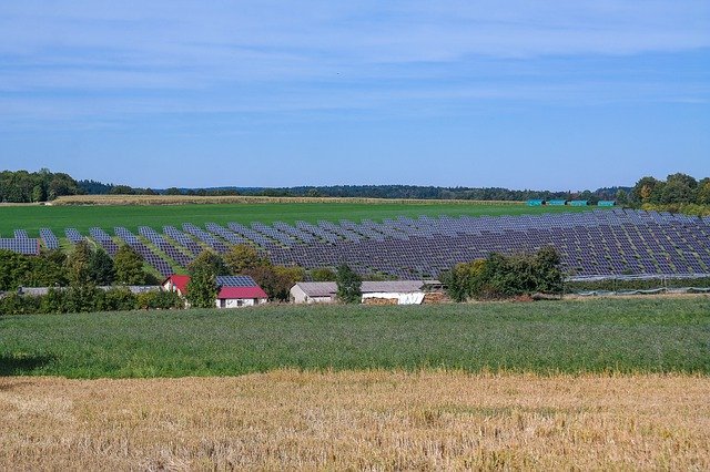 Descărcare gratuită Solar Panels Meadow Field - fotografie sau imagini gratuite pentru a fi editate cu editorul de imagini online GIMP