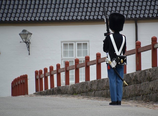 ດາວໂຫລດຟຣີ Soldier Guard Lonely - ຮູບພາບຫຼືຮູບພາບທີ່ບໍ່ເສຍຄ່າເພື່ອແກ້ໄຂດ້ວຍບັນນາທິການຮູບພາບອອນໄລນ໌ GIMP