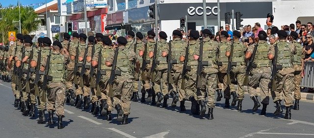 Bezpłatne pobieranie Soldiers Uniform Military - bezpłatne zdjęcie lub obraz do edycji za pomocą internetowego edytora obrazów GIMP