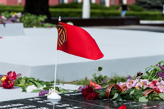 Free download soviet red flag headstone flowers free picture to be edited with GIMP free online image editor