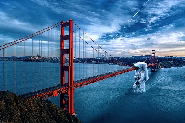 Scarica gratuitamente Spaceman Bridge Golden: foto o immagine gratuita da modificare con l'editor di immagini online GIMP