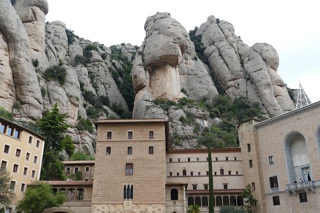 Download gratuito Chiesa di Montserrat in Spagna - foto o immagine gratuita gratuita da modificare con l'editor di immagini online GIMP