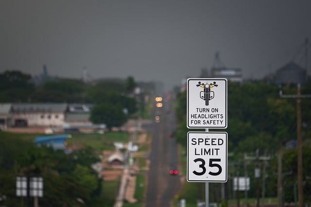 Free graphic speed limit sign 35 mph kmh to be edited by GIMP free image editor by OffiDocs