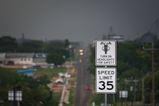 Free download speed limit sign 35 mph kmh free picture to be edited with GIMP free online image editor
