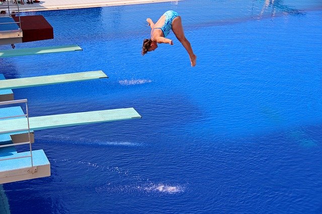 Descărcare gratuită Jocuri sportive Jumping Into Water - fotografie sau imagini gratuite pentru a fi editate cu editorul de imagini online GIMP