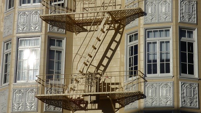 تنزيل Staircase Emergency Building مجانًا - صورة مجانية أو صورة يتم تحريرها باستخدام محرر الصور عبر الإنترنت GIMP