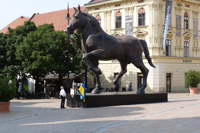 Téléchargement gratuit de Statue Pecs Art - photo ou image gratuite à modifier avec l'éditeur d'images en ligne GIMP