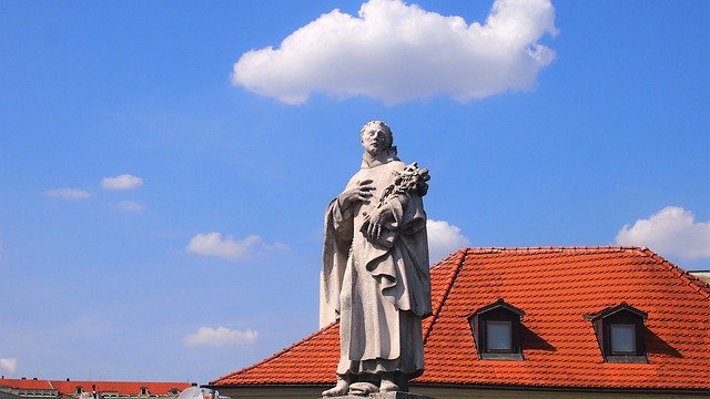 Download gratuito Statua Praga Ponte Carlo - foto o immagine gratis da modificare con l'editor di immagini online di GIMP