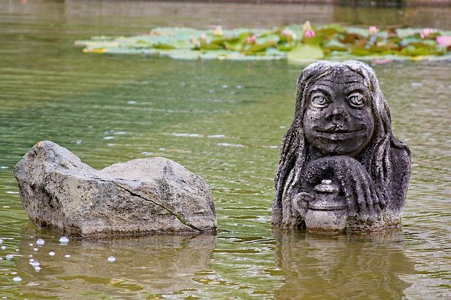 Descarga gratuita Estatua el duende del agua - foto o imagen gratis para editar con el editor de imágenes en línea GIMP