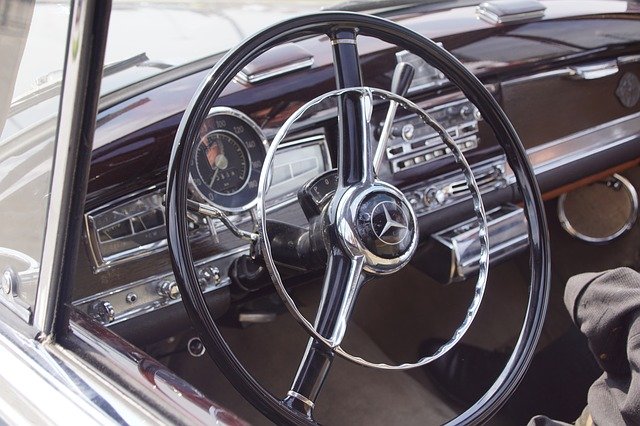 Descărcare gratuită Steering Wheel Old Auto Monument - fotografie sau imagini gratuite pentru a fi editate cu editorul de imagini online GIMP