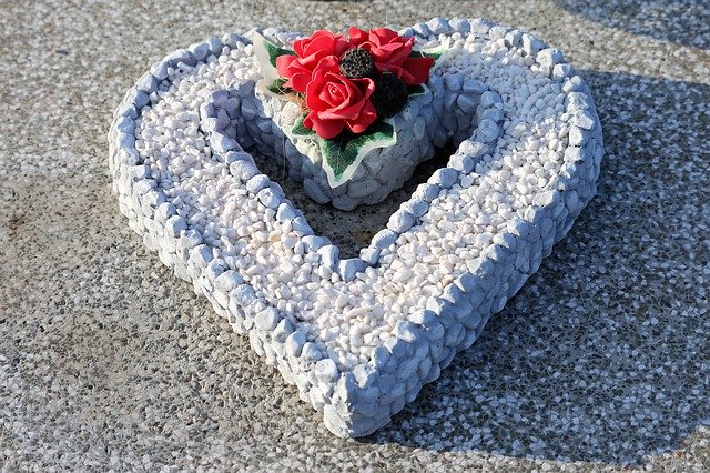 Unduh gratis Stone Heart Decoration Red Roses - foto atau gambar gratis untuk diedit dengan editor gambar online GIMP