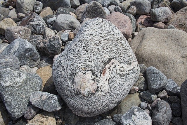 Descarga gratuita Stones Granite Beach: foto o imagen gratuita para editar con el editor de imágenes en línea GIMP