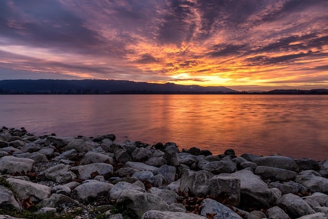 Descarga gratuita de la imagen gratuita del lago de piedras del atardecer del lago de Constanza para editar con el editor de imágenes en línea gratuito GIMP