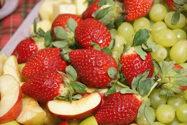 Descarga gratuita Strawberries Apple Grapes: foto o imagen gratuita para editar con el editor de imágenes en línea GIMP