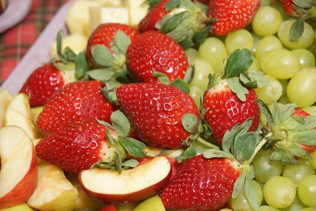 Téléchargement gratuit Fraises Pomme Raisins - photo ou image gratuite à éditer avec l'éditeur d'images en ligne GIMP