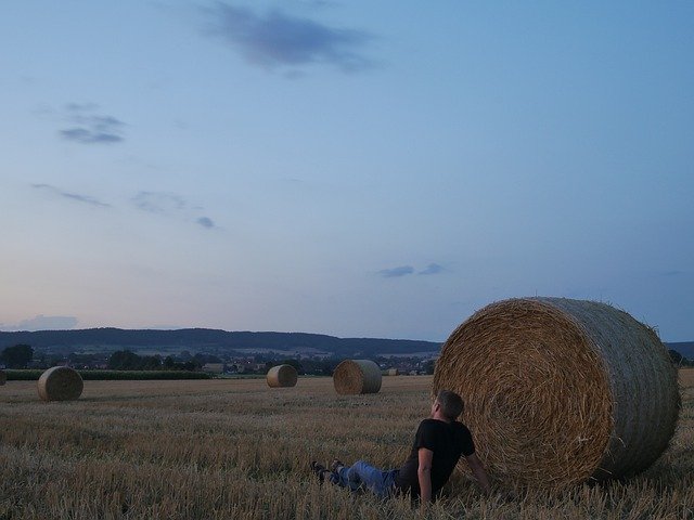Muat turun percuma Straw Harvest Sunset - foto atau gambar percuma untuk diedit dengan editor imej dalam talian GIMP
