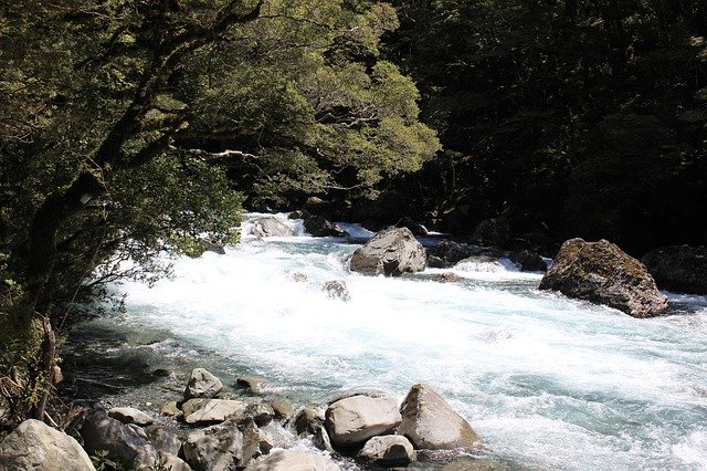 Descărcare gratuită Stream Water Rocks - fotografie sau imagini gratuite pentru a fi editate cu editorul de imagini online GIMP