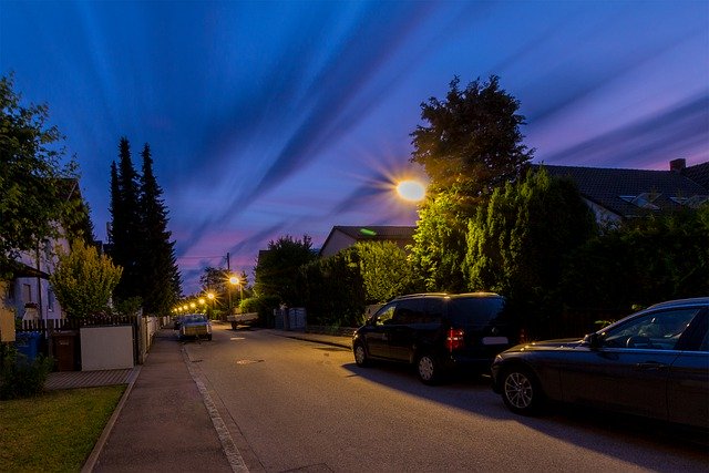 Безкоштовно завантажити Вулицю вночі хмари проходять - безкоштовне фото або зображення для редагування за допомогою онлайн-редактора зображень GIMP