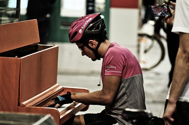 무료 다운로드 Street Piano Bike Railway - 무료 사진 또는 GIMP 온라인 이미지 편집기로 편집할 수 있는 사진