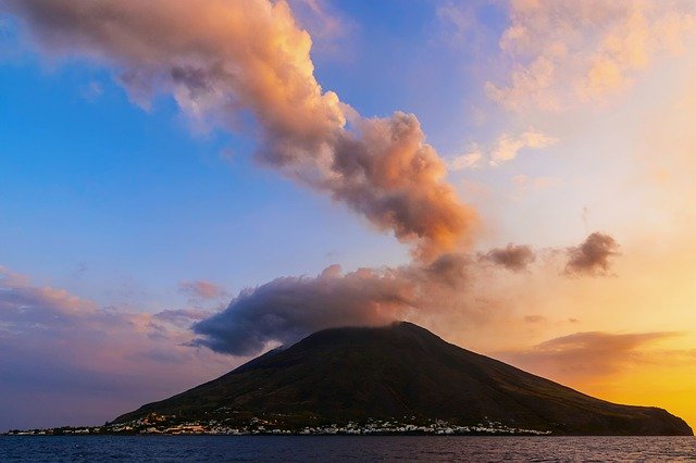 تنزيل Stromboli Aeolian Islands Sicily مجانًا - صورة مجانية أو صورة لتحريرها باستخدام محرر صور GIMP عبر الإنترنت