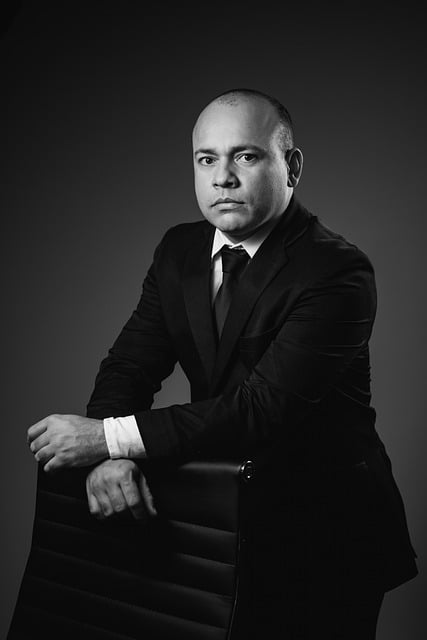 Kostenloser Download eines Anzug-Krawatten-Porträts eines Mannes, eines kostenlosen Bildes zur Bearbeitung mit dem kostenlosen Online-Bildeditor GIMP