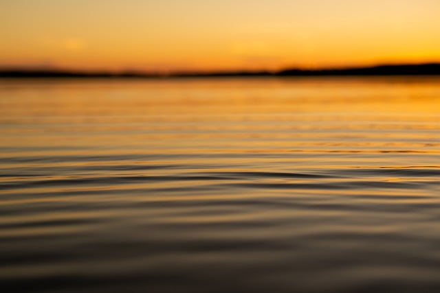 Bezpłatne pobieranie letniego wieczoru z falą w jeziorze, bezpłatne zdjęcie do edycji za pomocą bezpłatnego edytora obrazów online GIMP