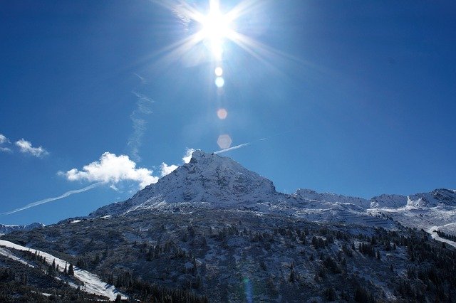 Descărcare gratuită Sun Backlighting Mountains - fotografie sau imagini gratuite pentru a fi editate cu editorul de imagini online GIMP