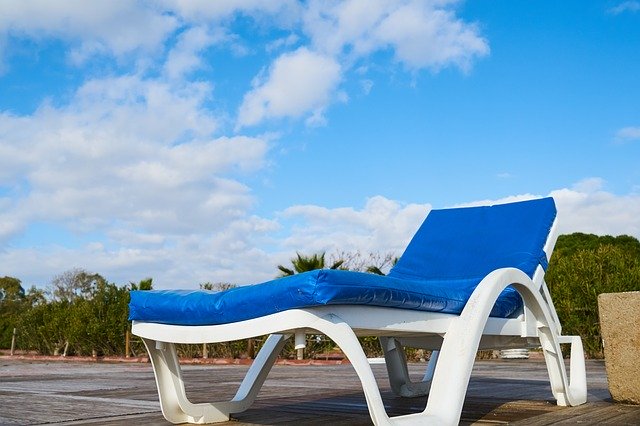 تنزيل Sunbeds Holiday Blue مجانًا - صورة مجانية أو صورة لتحريرها باستخدام محرر الصور عبر الإنترنت GIMP